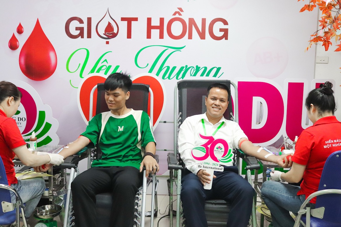 ngay-hoi-hien-mau-nhan-dao-giot-hong-yeu-thuong-nghia-cu-cao-dep-cua-thay-va-tro-truong-dai-hoc-dong-do