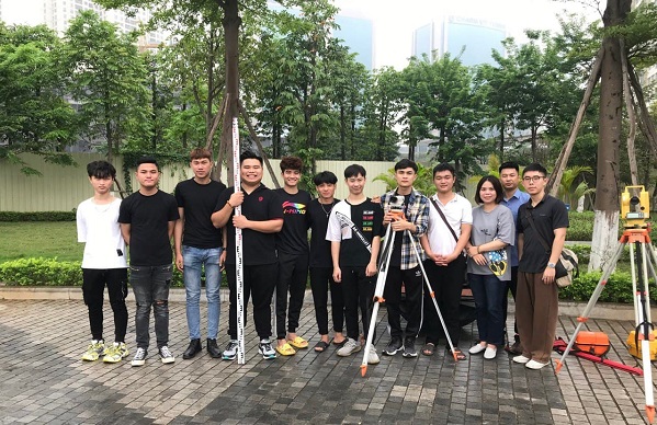 sinh-vien-k23-khoa-xay-dung-thuc-tap-trac-dia-tai-cong-vien-thanh-xuan