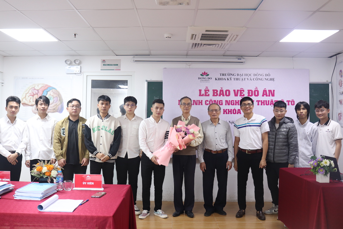 sinh-vien-nganh-cong-nghe-ky-thuat-o-to-k24-bao-ve-do-an-tot-nghiep