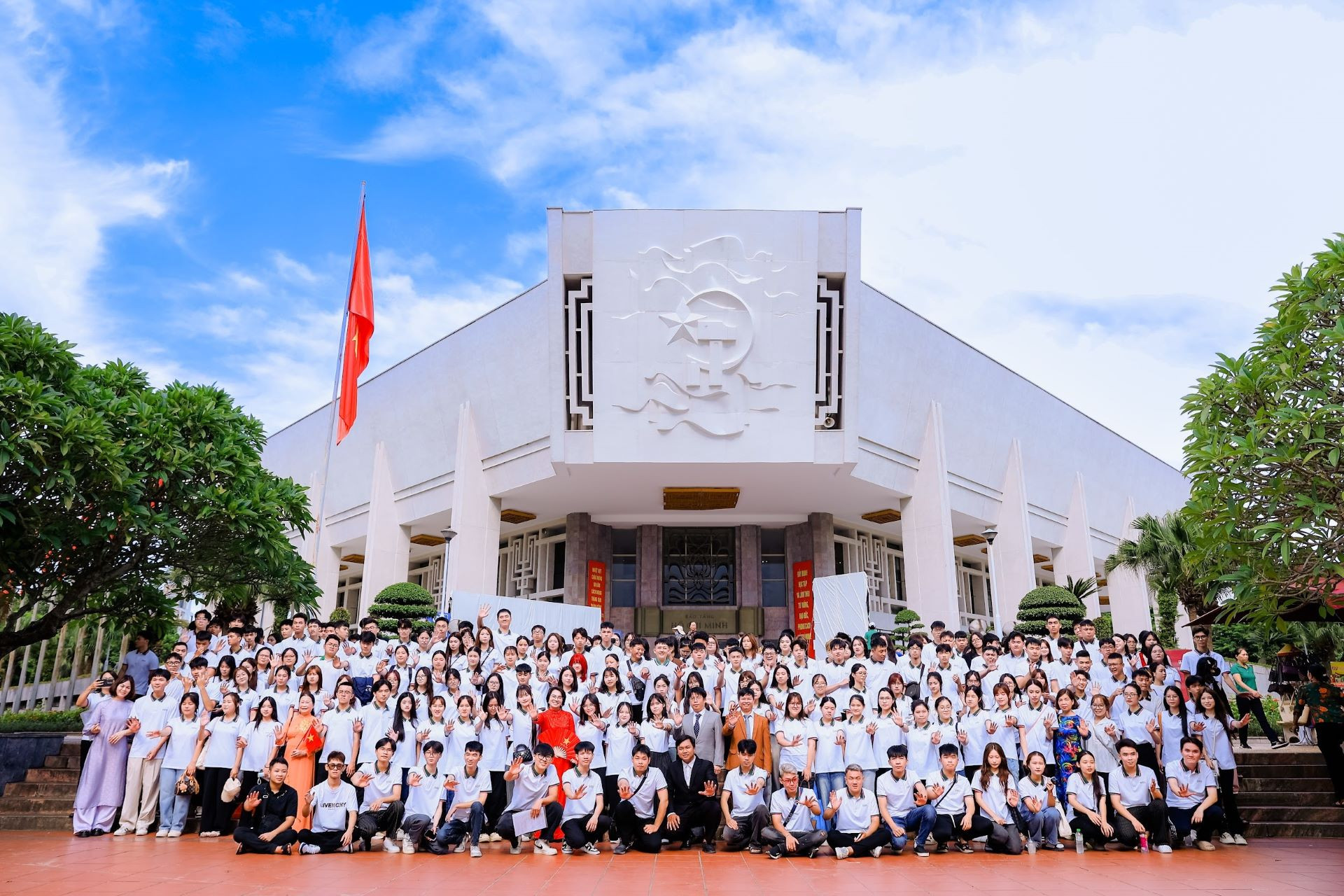 tan-sinh-vien-k30-khoi-dau-hanh-trinh-tri-thuc-bang-nghi-le-tri-an-tai-lang-bac