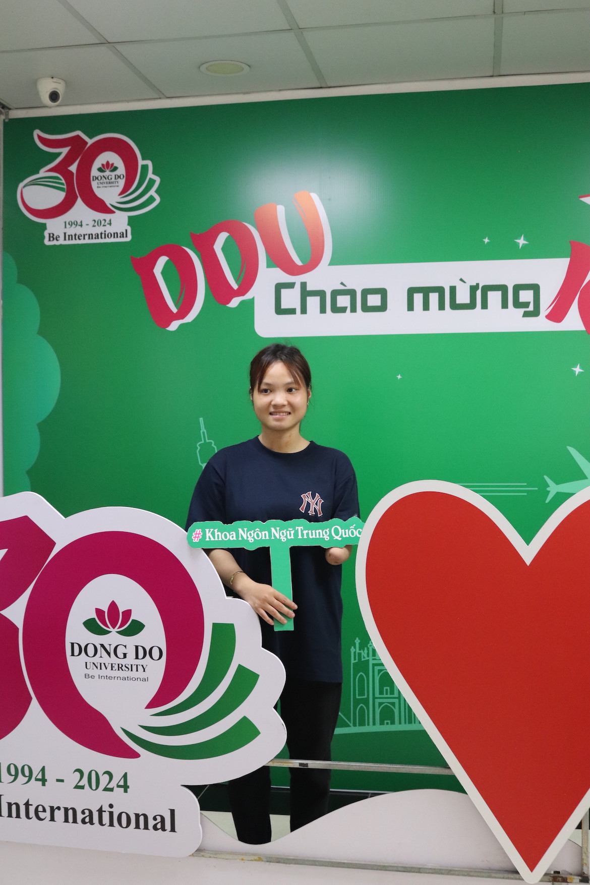 trao-hoc-bong-212-trieu-dong-cho-nu-sinh-1-tay-dan-toc-dao