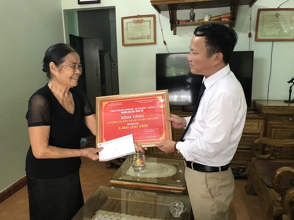 truong-dh-dong-do-tham-hoi-tang-qua-gia-dinh-thuong-binh-liet-si-tinh-lai-chau