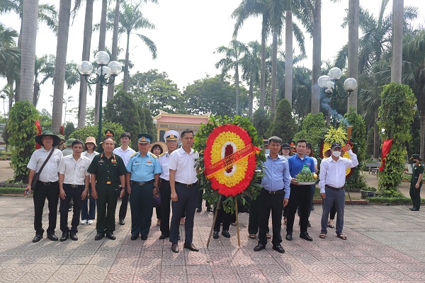 truong-dh-dong-do-vieng-nghia-trang-liet-si-nhon-nhan-ky-niem-ngay-thuong-binh-liet-si