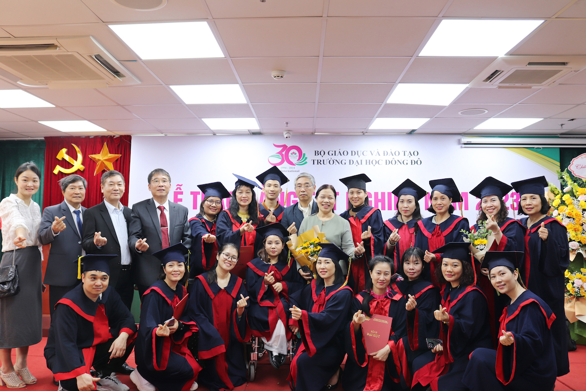 truong-dai-hoc-dong-do-to-chuc-trao-bang-tot-nghiep-dai-hoc-nam-2023