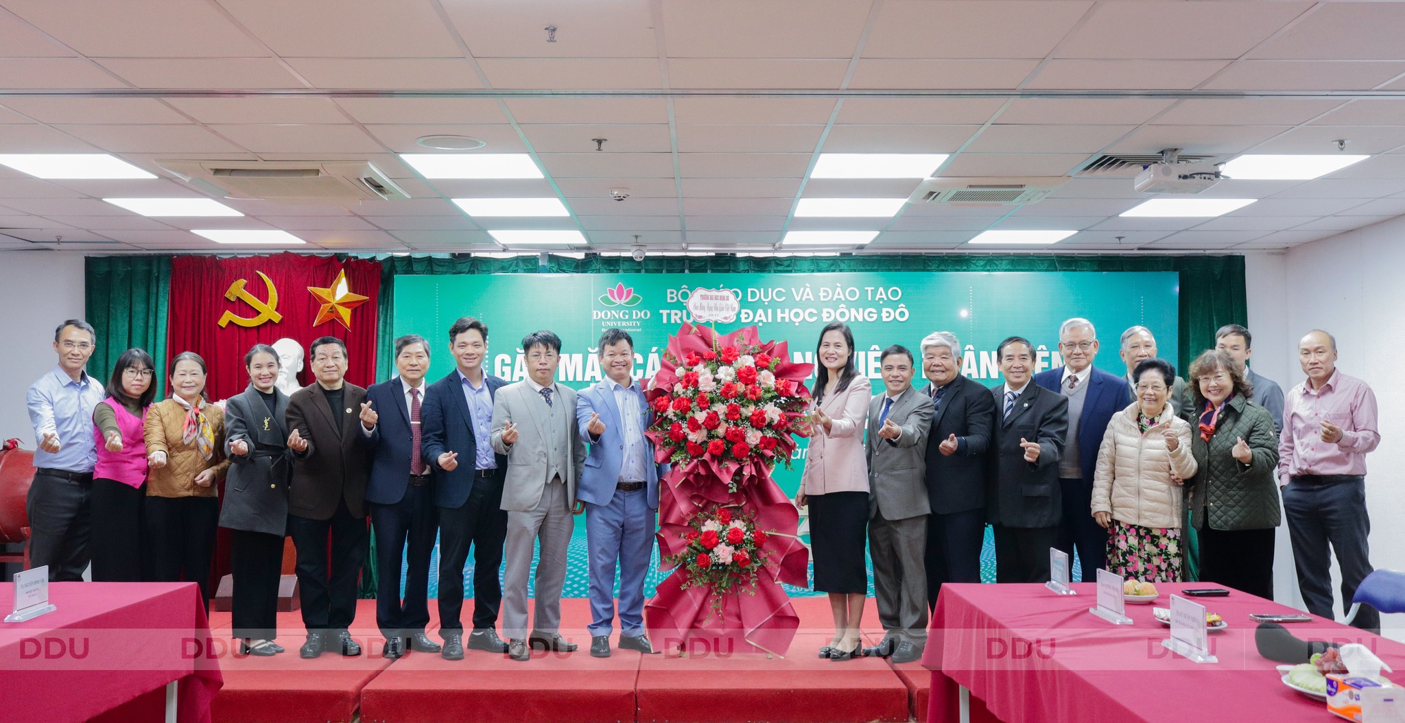 truong-dai-hoc-dong-do-trang-trong-to-chuc-gap-mat-can-bo-giang-vien-nhan-vien-nhan-ky-niem-43-nam-ngay-nha-giao-viet-nam-20-11
