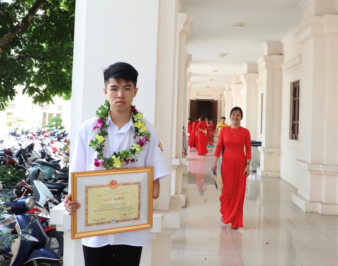 trao-hoc-bong-toan-phan-150-trieu-dong-cho-nam-sinh-nam-dinh-hoan-canh-kho-khan-co-thanh-tich-hoc-tap-xuat-sac