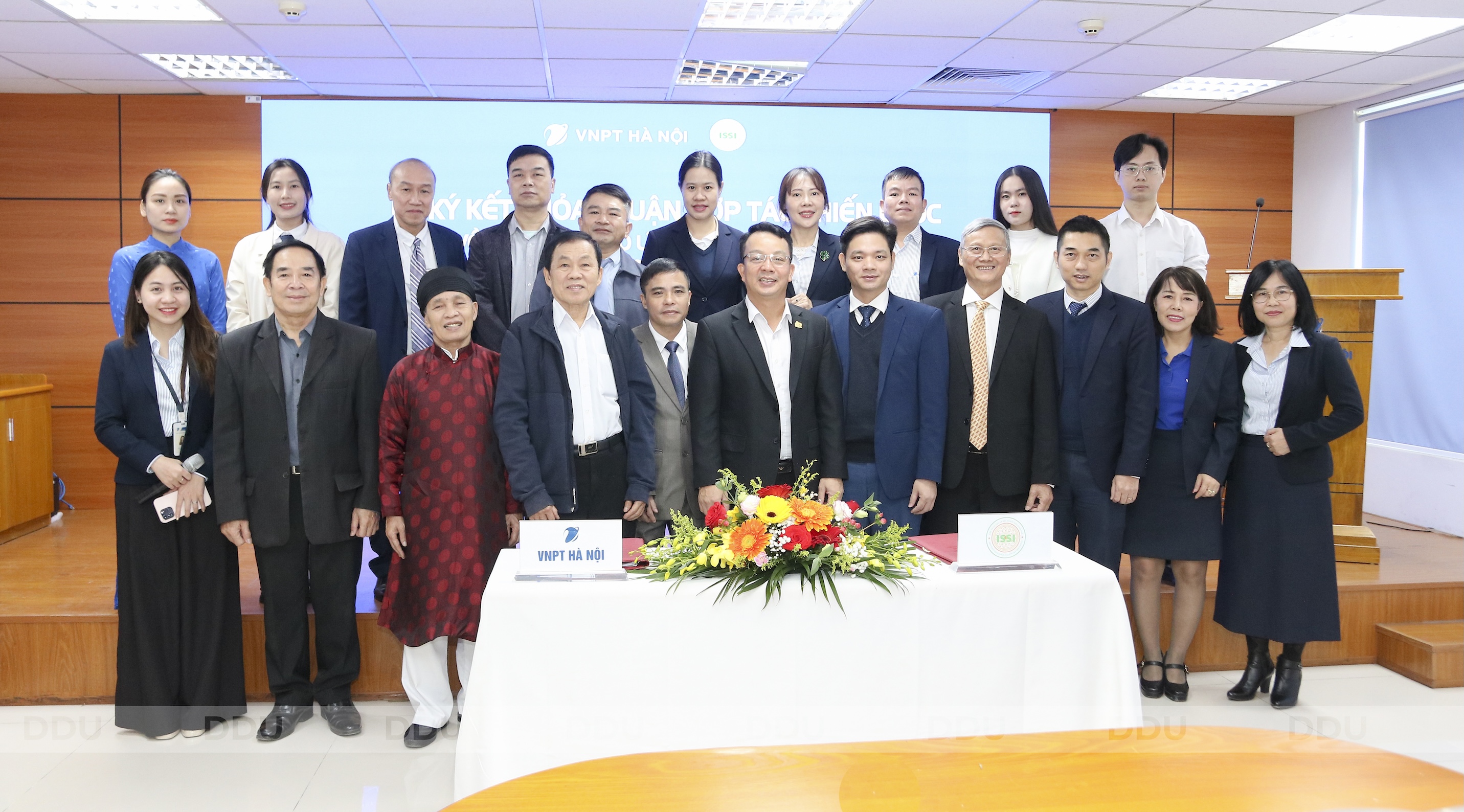 vien-issi-truong-dai-hoc-dong-do-ky-ket-thoa-thuan-hop-tac-chien-luoc-voi-vnpt-ha-noi-ve-chuyen-doi-so