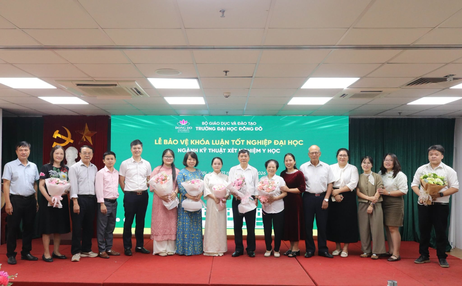 sinh-vien-nganh-ky-thuat-xet-nghiem-y-hoc-khoa-27-bao-ve-khoa-luan-tot-nghiep