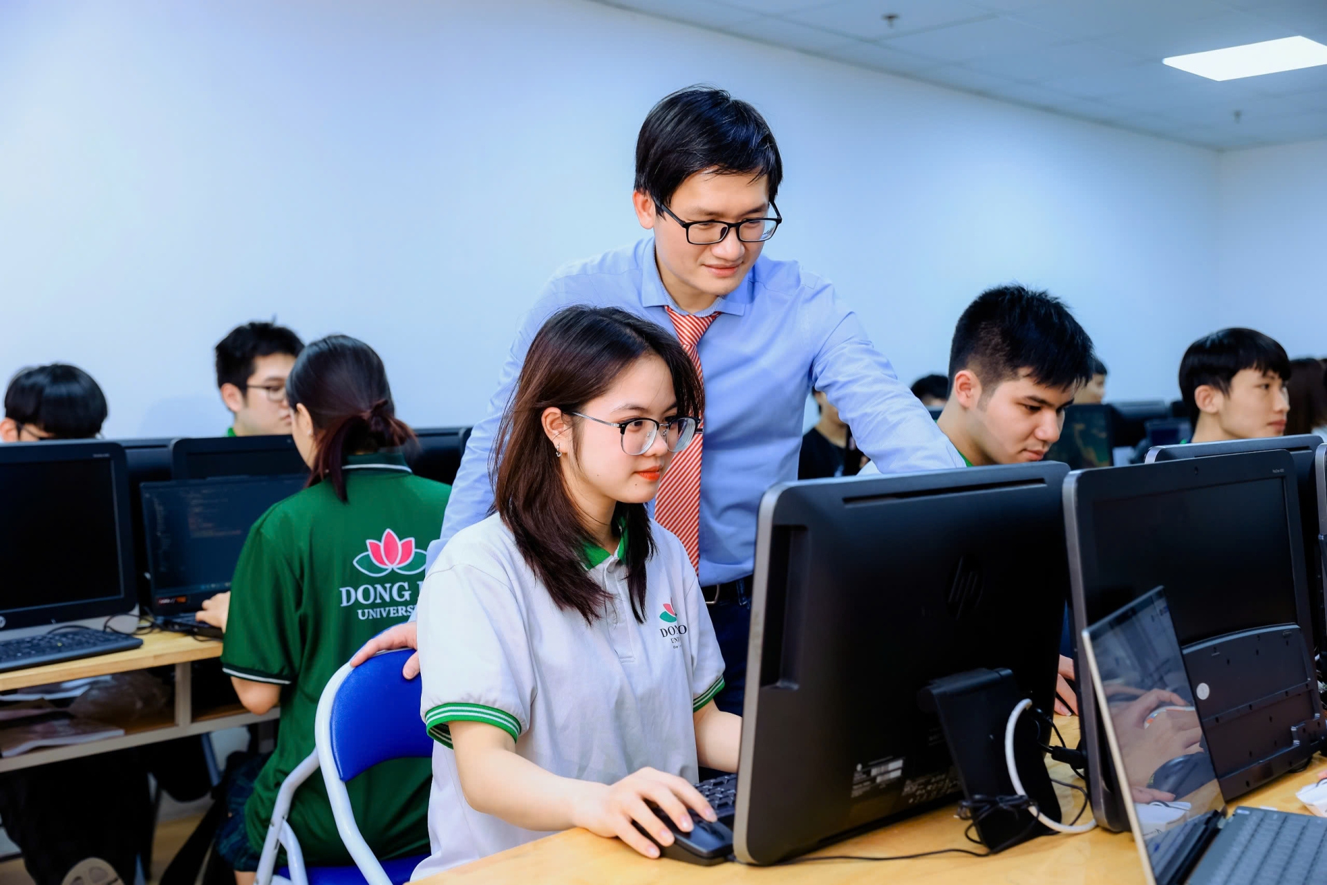 hoc-lap-trinh-co-kho-khong-ai-phu-hop-voi-nganh-cong-nghe-thong-tin-tai-truong-dai-hoc-dong-do